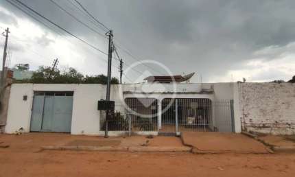 CASA ESPAÇOSA COM POSSIBILIDADE PARA FINALIDADE COMERCIAL codigo: 92409