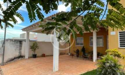 casa de 3 quartos  sendo 1 suíte, toda completa de planejados, 1 banheiro social, sala de jantar e  estar, cozinha corredores laterais, quintal 2 vagas de garagem casa e esquina... top top codigo: 763
