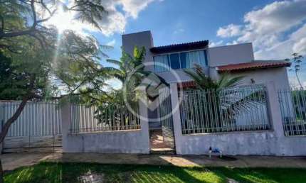 CASA SOBRADO EM CHAPADA DOS GUIMARÃES   1. Este charmoso sobrado apresenta 3 quartos, incluindo uma suíte aconchegante  2. Desfrute do seu próprio quintal, um espaço para relaxar e apreciar a natureza