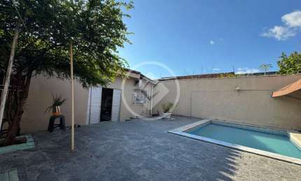 CASA COM PISCINA 3 quartos c/ piscina 2 vagas e quintal codigo: 95926