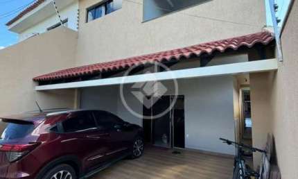 Lindo Sobrado em Várzea Grande - MT com 179m2 de área construída. Sala de estar, sala de jantar, cozinha com planejados, 03 quartos sendo 01 suíte com sacada, lavabo, banheiro social, espaço gourmet e