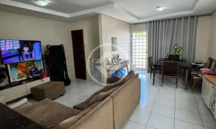 Se você busca um lar aconchegante e bem localizado, esse lindo sobrado atrás do shopping Estação e  perfeito para você e sua familia! Localizada em rua tranquila, essa casa oferece um ótimo espaço int