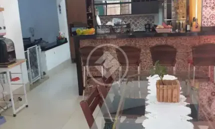 Vende-se Casa em Várzea Grande (MT) - Bairro Canelas - 5 Quartos sendo 2 Suítes - 450 m² de terreno, sendo 370 m² construído - Valor: R$ 650.000,00 - Imobiliária My Broker Araés codigo: 106876
