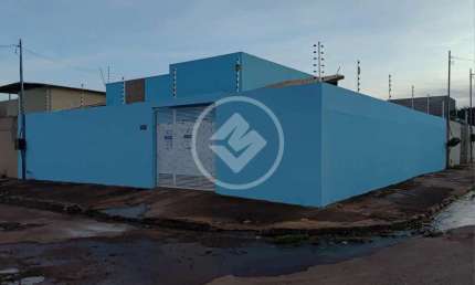 Casa de esquina, como 2 quartos, sendo 1 suíte, sala integrada com cozinha, banheiro social, área de serviço, garagem coberta para 1 carro, quinta e reservatório de água. codigo: 118646