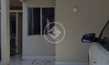 Casa em Condômino com três quartos sendo uma suíte com planejados nos quartos e cozinha  as garagens são cobertas. O Condomínio conta com  área de Lazer , quadra, piscina, salão de festa, segurança 24