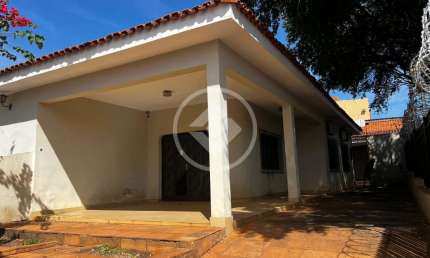 Vende-se casa térrea de esquina no Bairro Goiabeiras - 410 m² de terreno / 250 m² de construção - já com armários - Cuiabá (MT) - Valor de Venda: R$ 850.000,00 codigo: 126288