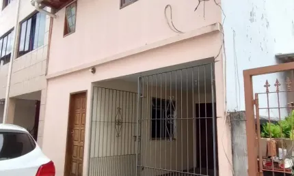 Vendo Casa Duplex  de vila com 3 qtos e garagem na Imbetiba/Macaé-RJ.