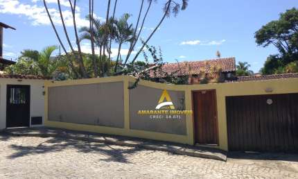 Vendo na Gloria Casa de Condomínio com 4 Quartos e 3 banheiros , piscina, quintal amplo , Macaé/RJ