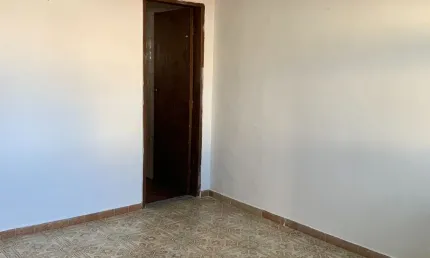 Alugo centro, apto simples com 2 qtos, sala, coz, banh. Macaé/RJ