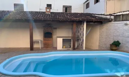 Alugo, Centro residencia toda terrea, 3 qtos, banh, sala, piscina, dep. emp, gar., Macaé/RJ