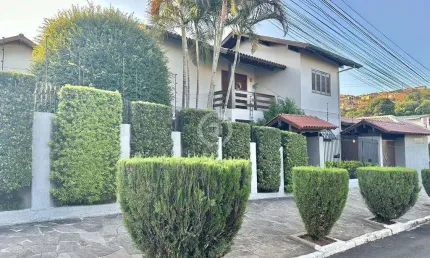 Casa à venda em Novo Hamburgo, Petrópolis, com 3 quartos, com 205 m²