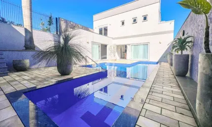 Casa à venda com 3 dormitórios | 2 suítes | piscina | closet | mobiliada