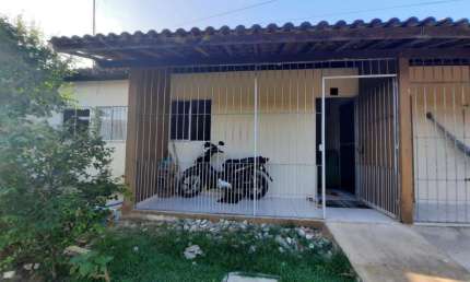 Casa localizada em Condomínio fechado, tendo 2 quartos na Cidade Universitária