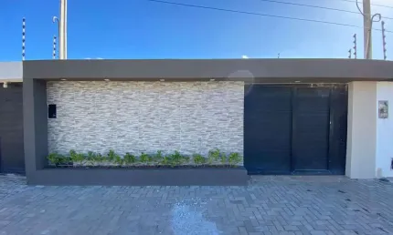 Casa na Praia do Francês com 3 dormitórios sendo uma suíte com closet - 225m²