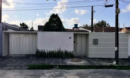Casa com 4 dormitórios sendo 2 suítes + DCE e Piscina no Jardim Petrópolis - 255m²