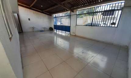 Casa triplex com 5 dormitórios sendo 1 suíte na Santa Amélia - 505m²