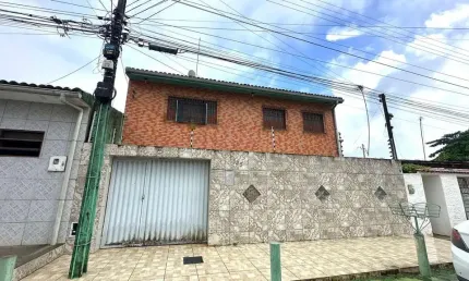 Casa com 4 andares localizada no Benedito Bentes - 300m²
