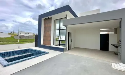 Casa com 3 dormitórios sendo 1 suíte em Condomínio Fechado - 100m²