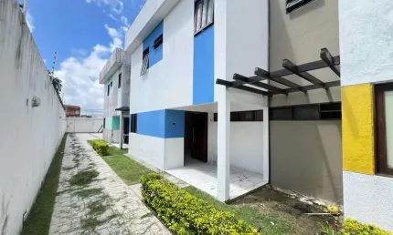 Casa Duplex disponível para locação em Condomínio Fechado no Antares - 150m²