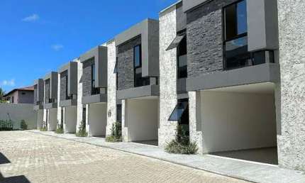 Casa Duplex com 3 dormitórios sendo 1 suíte na Barra Nova - 111m²