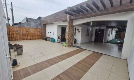 Casa com 3 dormitórios sendo 1 suíte em Condomínio Fechado no Bairro de Jardim Petrópolis - 444m²