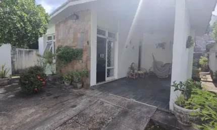Casa com 3 quartos sendo 1 suíte + 4 salas comercias na Gruta de Lourdes - 360m²