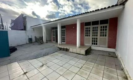 Casa comercial com 5 dormitórios sendo 2 suítes no Bairro da Mangabeiras - 305m²
