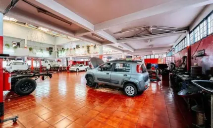 Prédio de esquina com 1095 m² em avenida comercial, com loja no ramo de Auto Center
