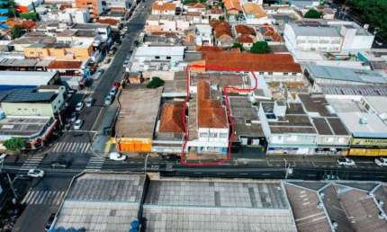 Prédio em Avenida Comercial com Loja, Barracão de Depósito, Garagem e Apto no piso superior