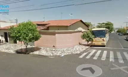 Duas casas, sendo uma de 185 m² e outra de 35 m² em lote de esquina.