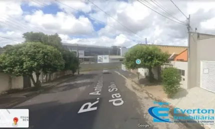 Terreno de 360 m², fica na rua em frente ao Pátio Sabiá