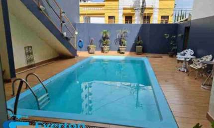 Casa sobrado com 408 m2, 6 suítes, piscina e 4 vagas cobertas.