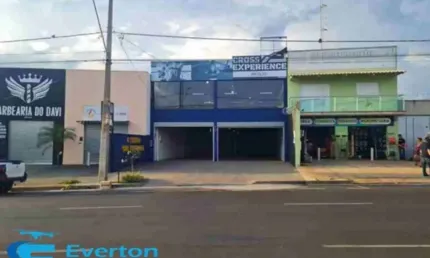Galpão de 230 m² na Avenida Principal, com mezanino e 3 vagas frontais.