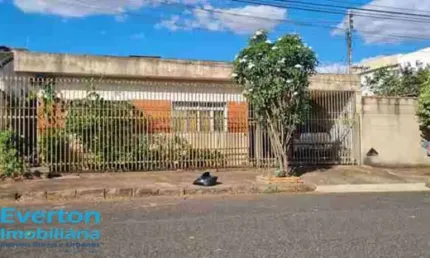 Casa de 109 m², bem construída, em lote de esquina, com 377 m², no coração do bairro osvaldo resende.