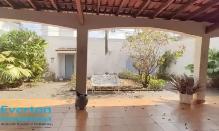 Casa de 3 quartos sendo 2 suítes, 5 vagas, próximo do Terminal Central