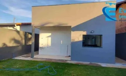 Casa moderna, com 2 quartos (um suíte) e cozinha e sala integradas.