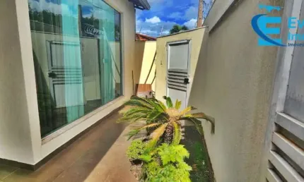 Casa com 2 salas, 3 quartos sendo um suíte, de excelente padrão construtivo e espaço gourmet completo!