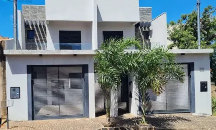 Lindo sobrado com 130 m² de área construída em terreno de 125 m² !