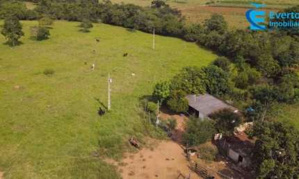 Essa linda propriedade pode ser sua! Sitio com 7 alqueires próximo a Araguari-MG;