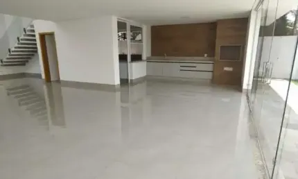 Ótimo sobrado com cômodo comercial em baixo, no Bairro Nova Uberlândia-MG;