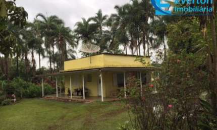 Sabe aquele clima de quem está fora do movimento da cidade? Se você quer essa tranquilidade, esse é seu lugar! Chácara com 5.000m² em Uberlândia - MG;