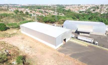 Galpão com 1.500 m²  em uma área de 9.200 m² no Industrial, Uberlândia-MG;