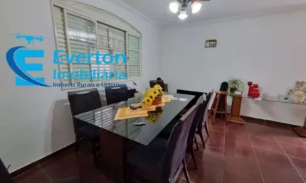 Casa com 3 quartos, sendo um suíte, espaço gourmet e vaga para 2 carros.