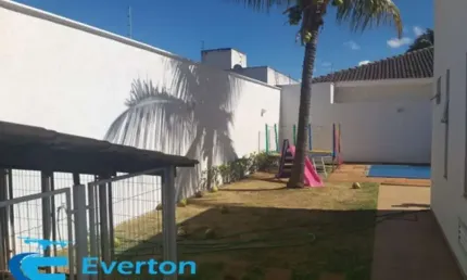 Casa térrea, bem construída, com 4 quartos (2 suítes), piscina, quintal grande, a  100 metros do UMC.