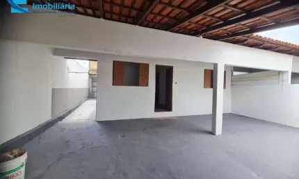 4 casas, sendo 1 com 3 quartos e 3 vagas, 3 de 1 quarto, em terreno de 300 m², todas de laje.