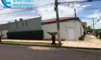 2 casas, 3 quartos sendo 1 suite, sala de jantar, estar e tv, piscina com aquecimento solar, churrasqueira, fogão a lenha. garagem 3 vagas, canil