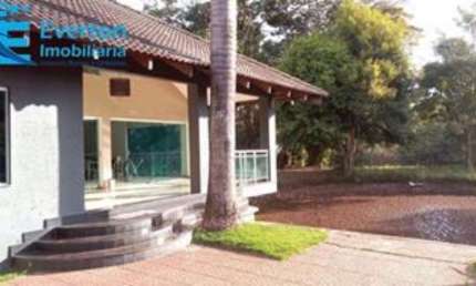 Chácara ao lado do Praia Clube, área 4.575 m², área construída 130 m², 2 quartos, 1 suite, área gourmet ampla, piscina, banheiros M e F, lago e pomar.