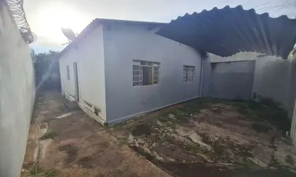 Casa bem localizada no bairro osvaldo rezende, com 3 quartos, garagem e quintal.