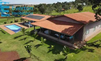 Chácara 7.400m2 - Indianópolis - Moradia e lazer. Condomínio fechado, localizada a 68km de Uberlândia, casa 04 quartos (02 suítes), espaço gourmet