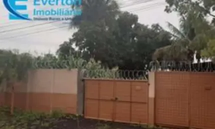 Chácara a 18 km do centro de uberlândia, 1000 m2, murada, com concertina, câmeras de segurança, internet fibra ótica, toda plantada no quintal